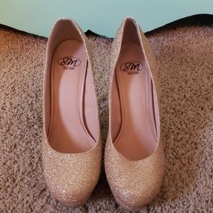 Gold sparkle closed toed heels